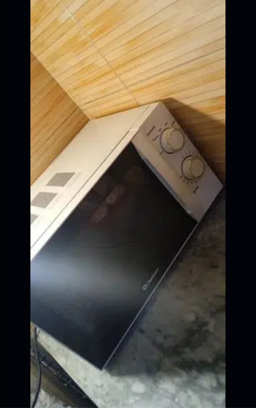 microwave oven just 2 Year use lush condition. andr se paint krwaya ha