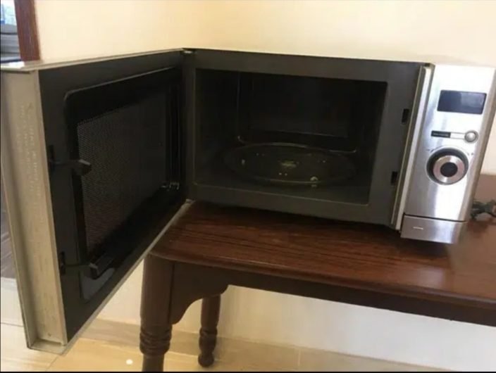 microwave oven /baking oven and kitchen appliances