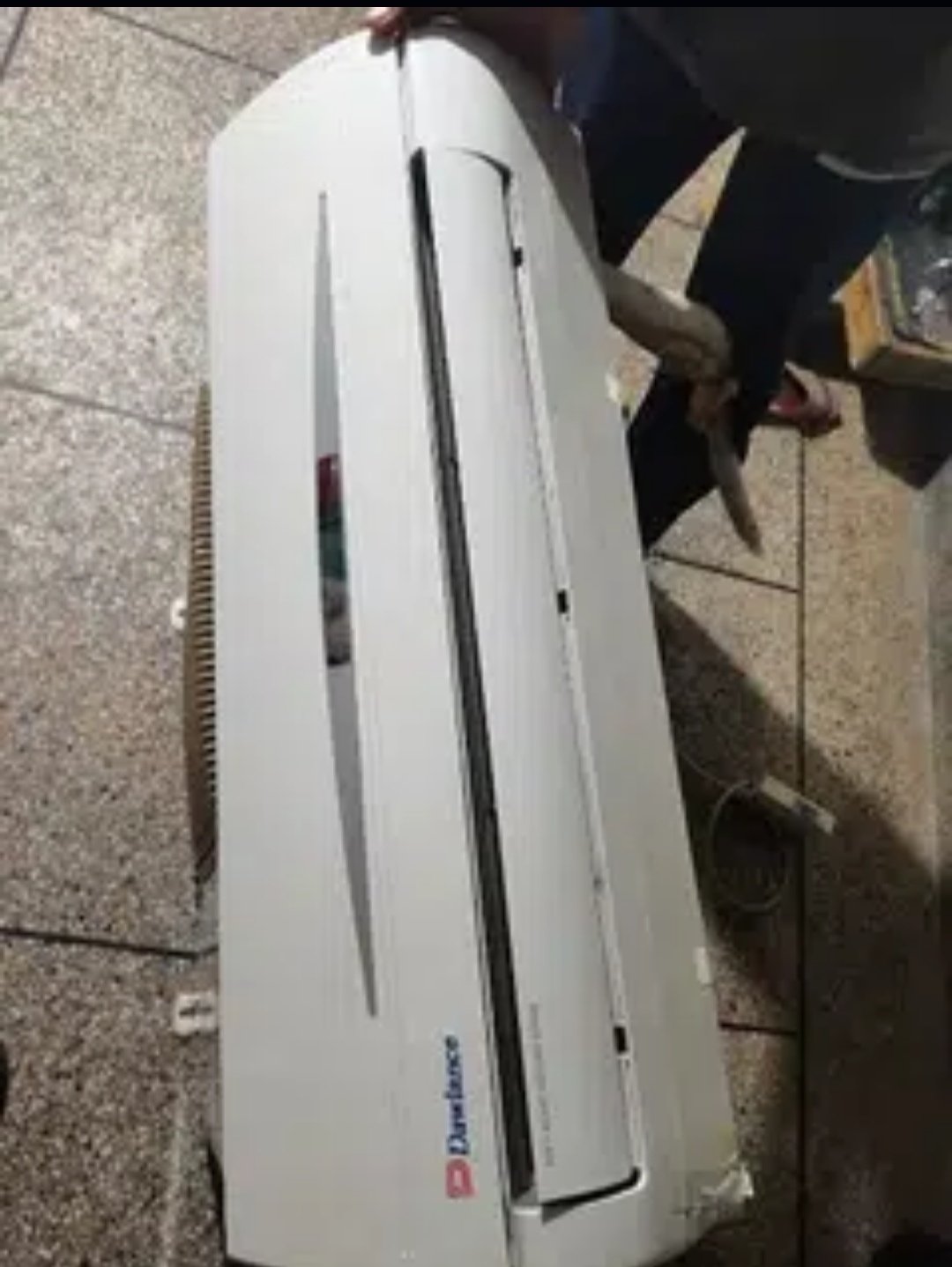 Dowlance 1. Ton Window Ac Good condition