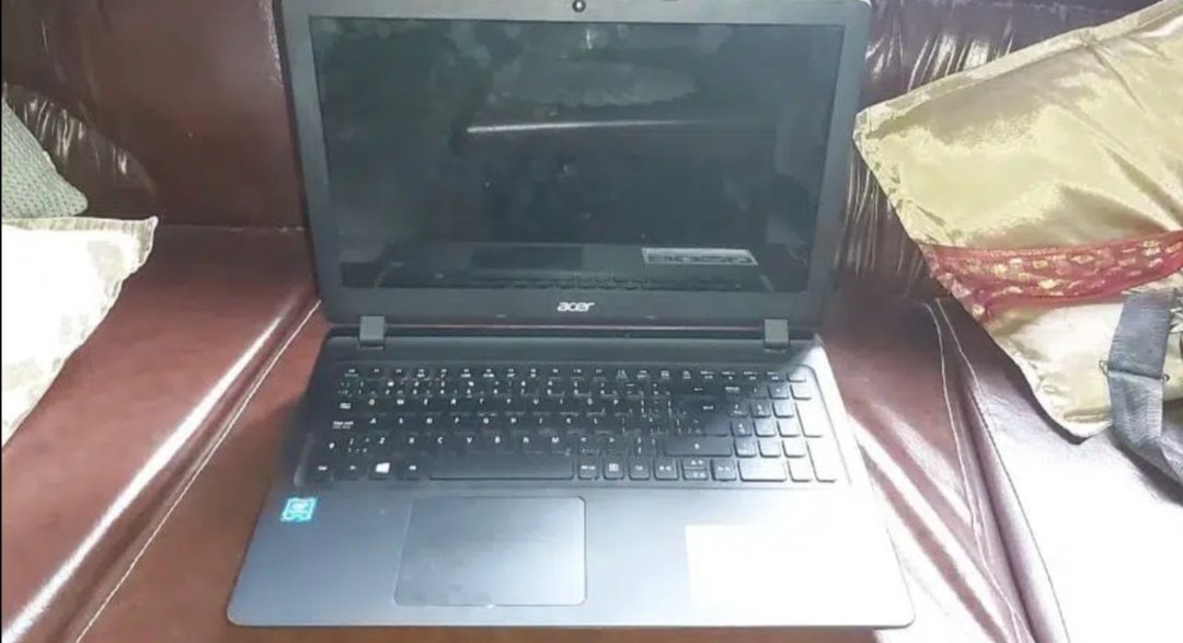 Acer ES15 8 GB DDR3L RAM 1000GB HDD. New laptop used for a month.