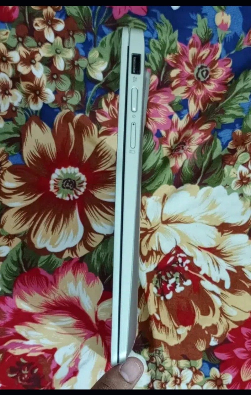 LENOVO Snapdragon8C=Core i7 11thGEN Adreno675 (8GB/256GB) 14″1080P LED