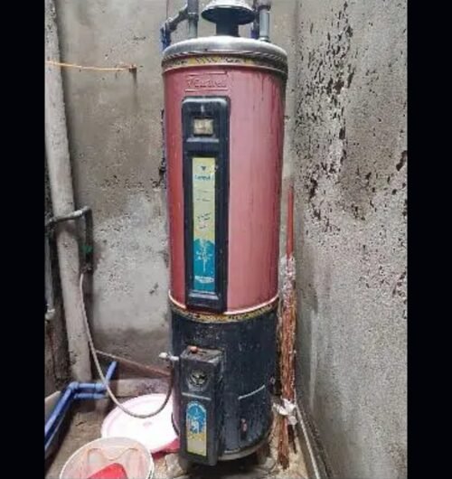 CAREVELL BRAND 40 LITTERS GEYSER IN WORKING CONDITION