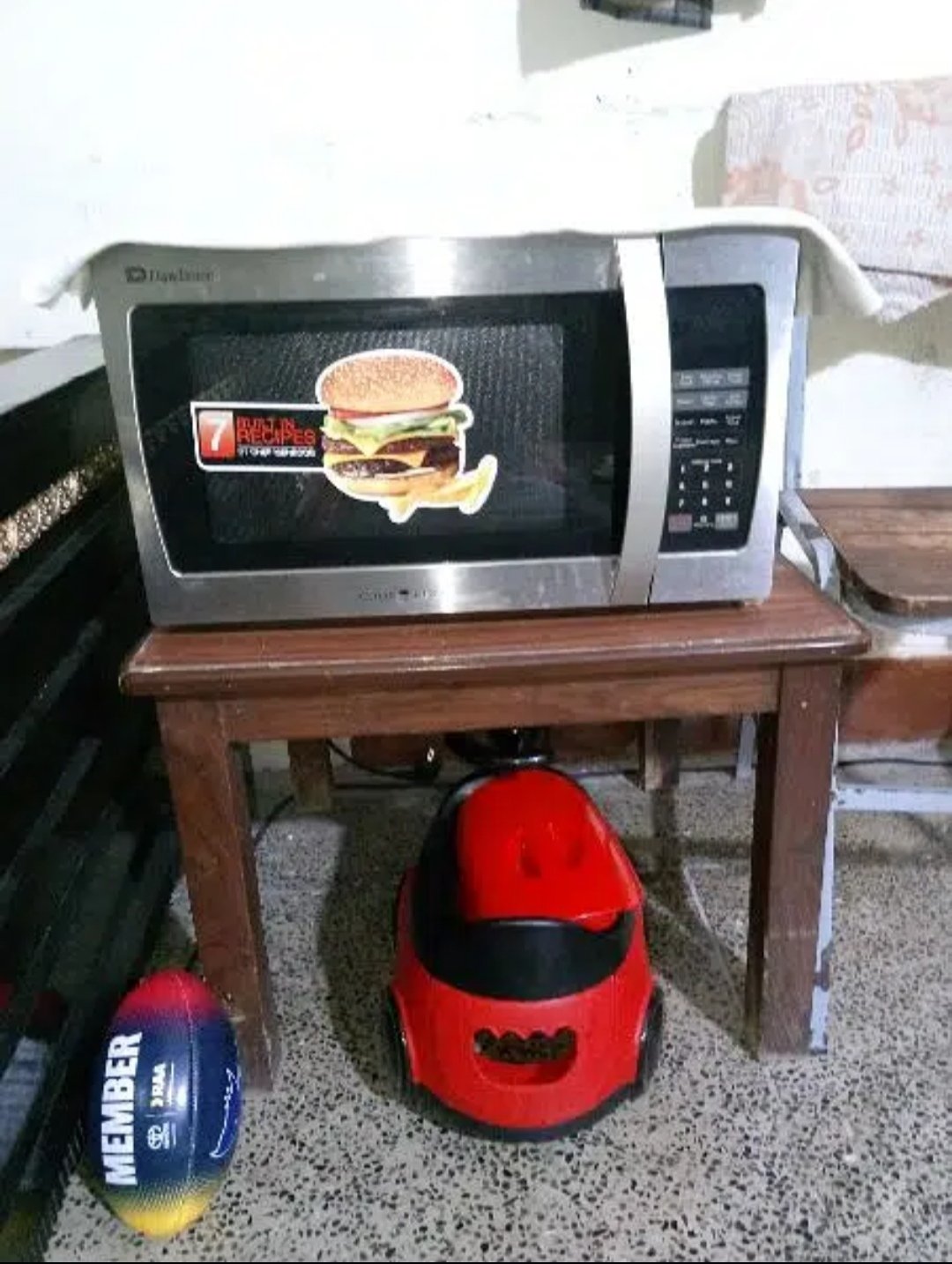 Microwave oven DW136G less used