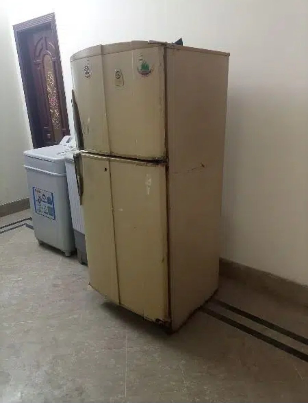 pal fridge A1 working available for sale
