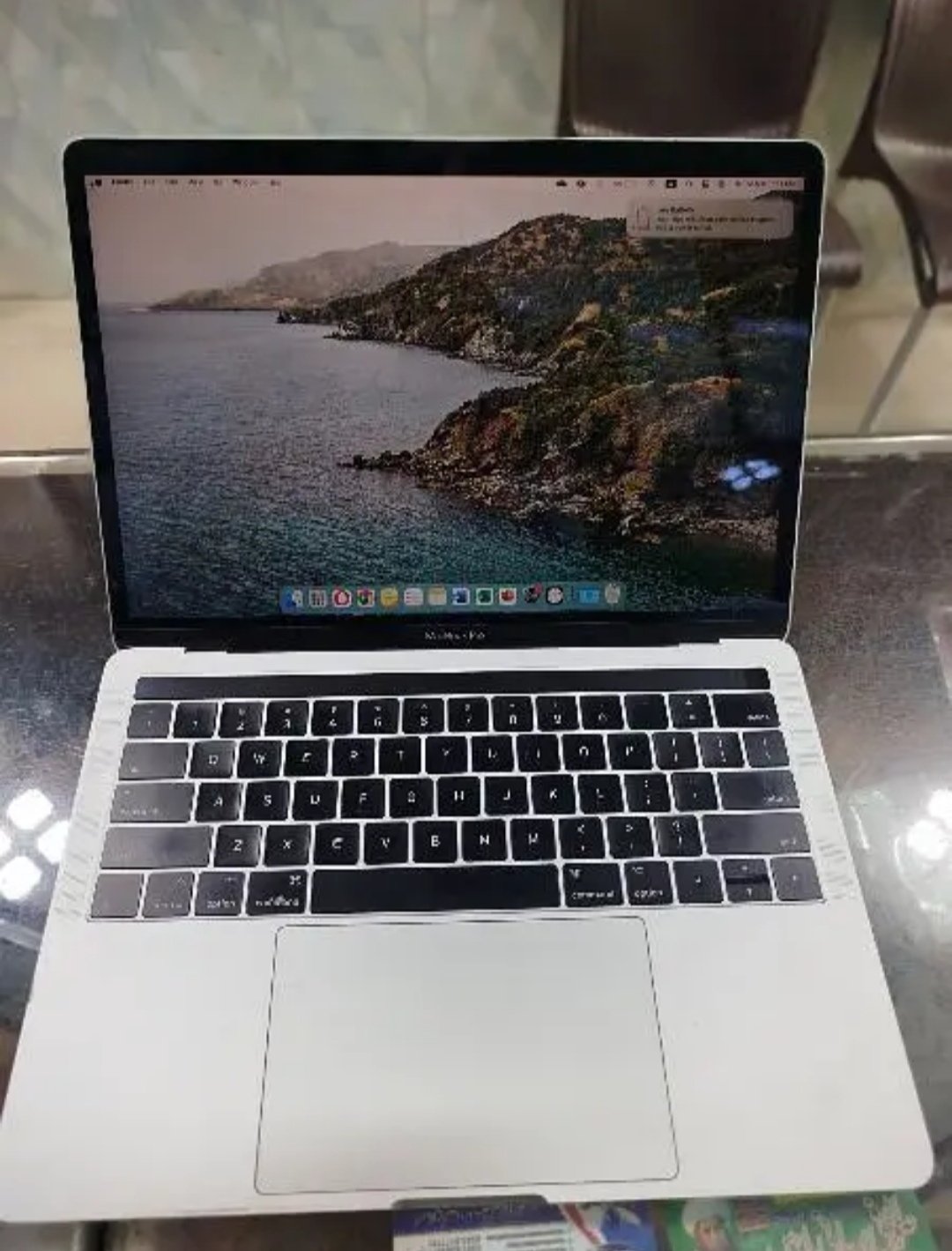 MacBook Pro 2017 core i7 16gb ram 256ssd touch bar touch id