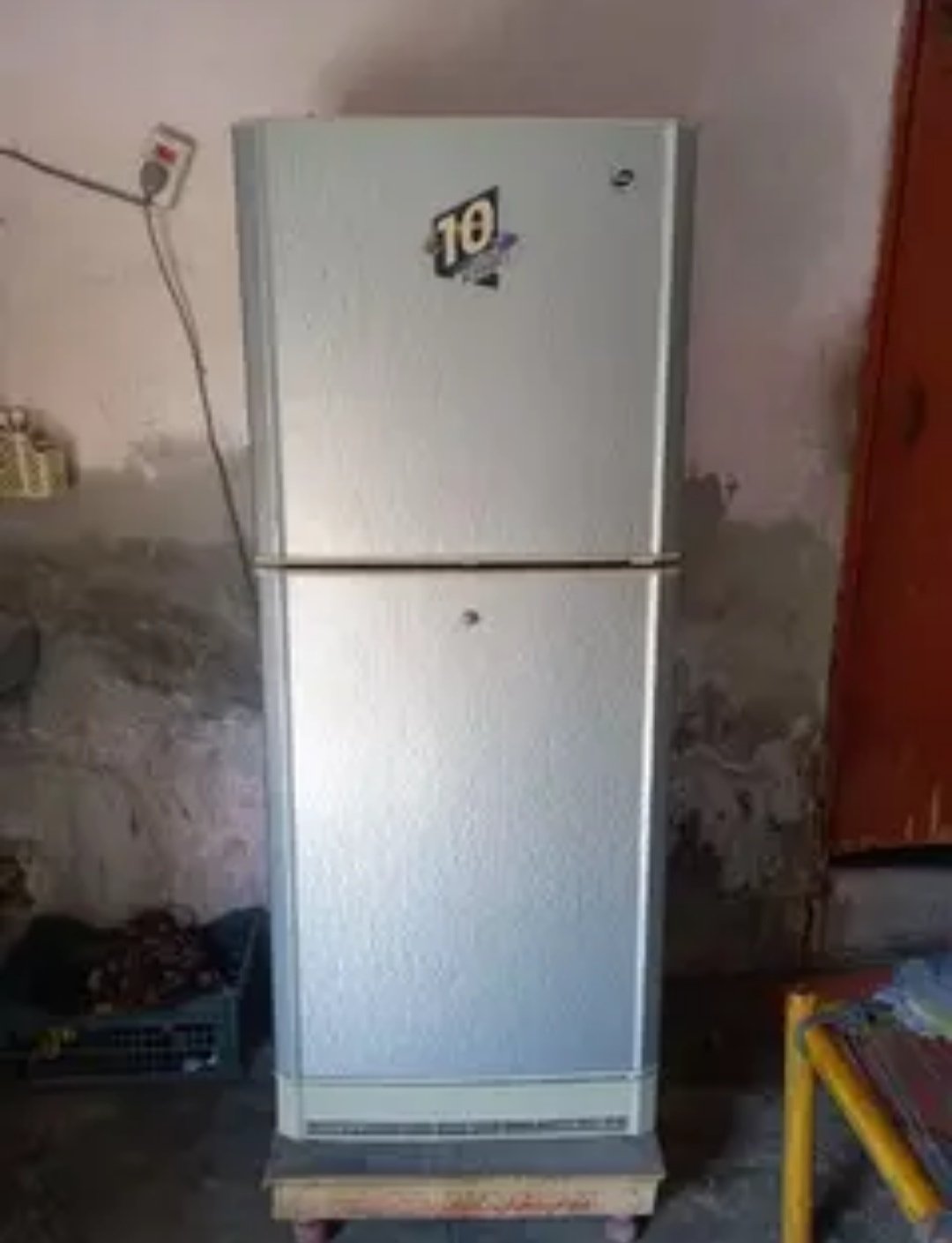 Medium Size fridge he Pel Company ki