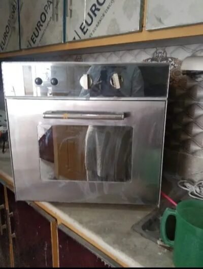 Cooking and baking oven
