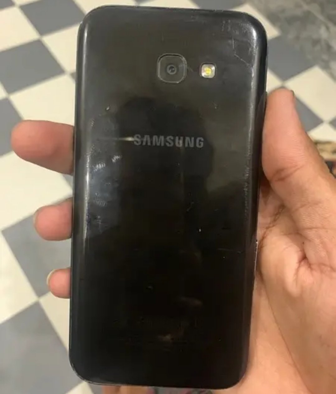 botton py finger print ha or chalta b ha