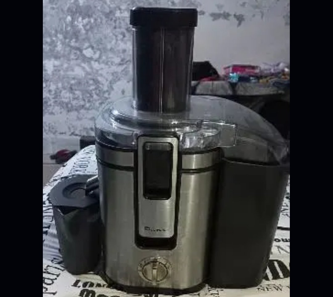 Whole fruit juicer