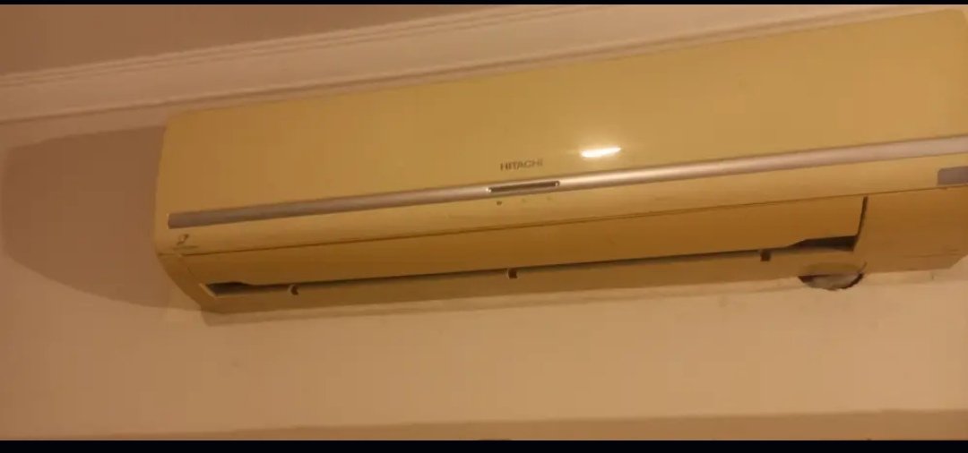 1.5 ton hitachi AC 1 year used