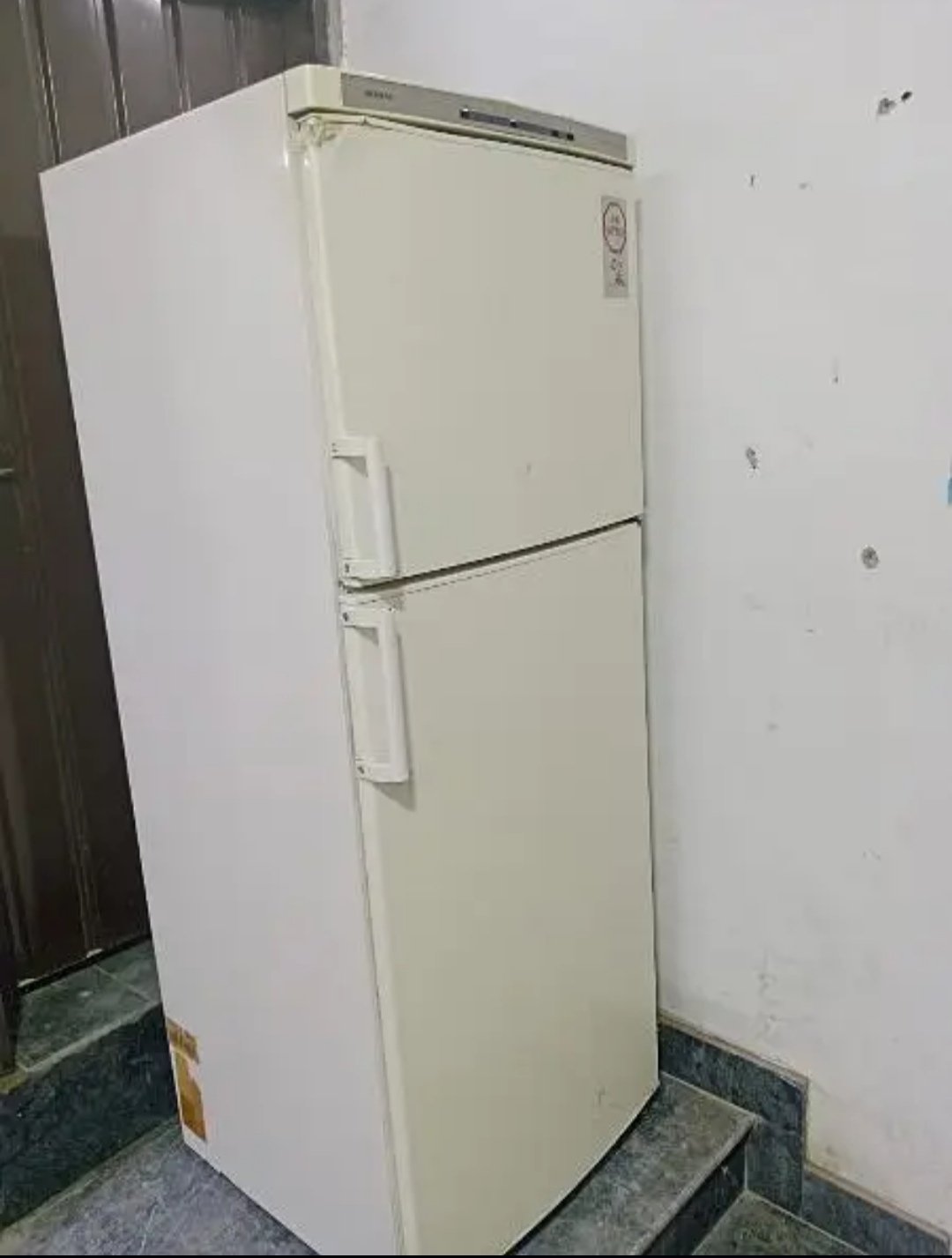 Siemens 8 feet full size fridge . Nice condition best cooling