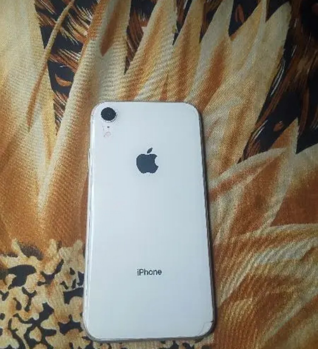 I phone xr 64Gb factory unlock 2month eSim time