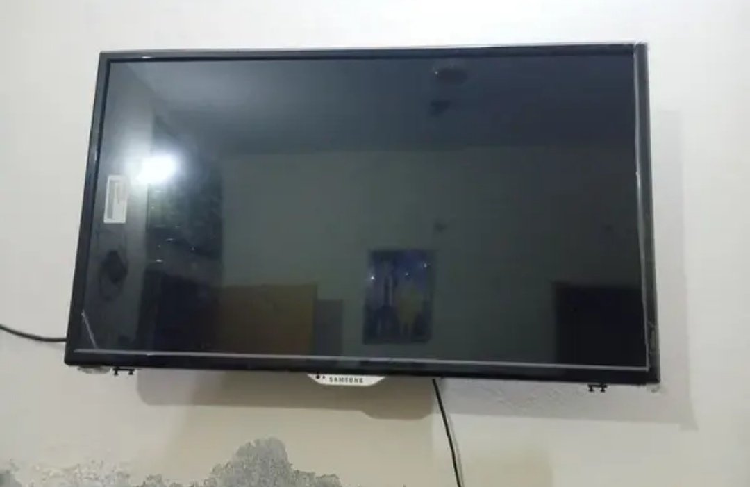 Samsung LCD just like brad new with builtin high base speakers