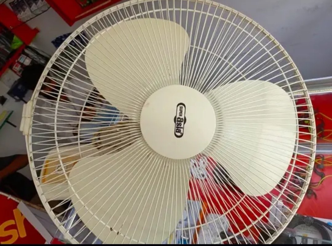 Bracket fan new condition Zero stain Same like new