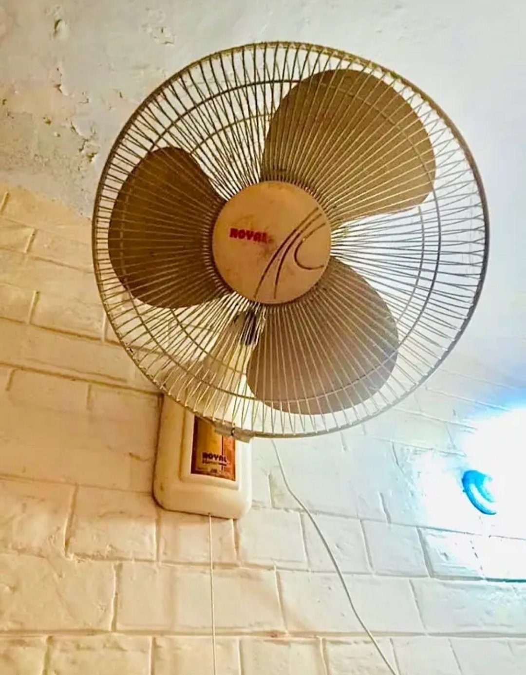 ROYAL BRACKET FAN