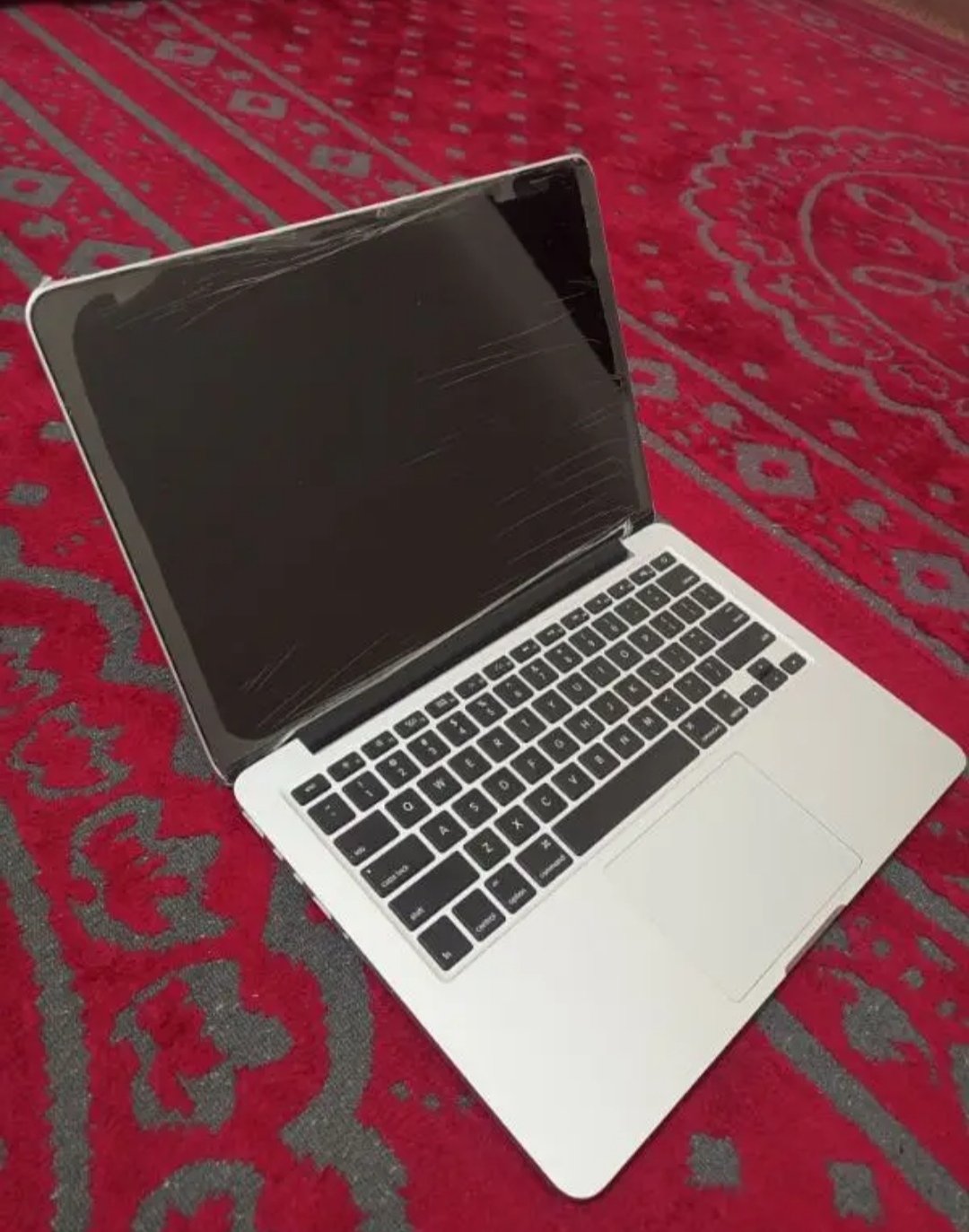 apple MacBook pro 2014 model i5 8gb Rem 256ssd 13. inch screen size