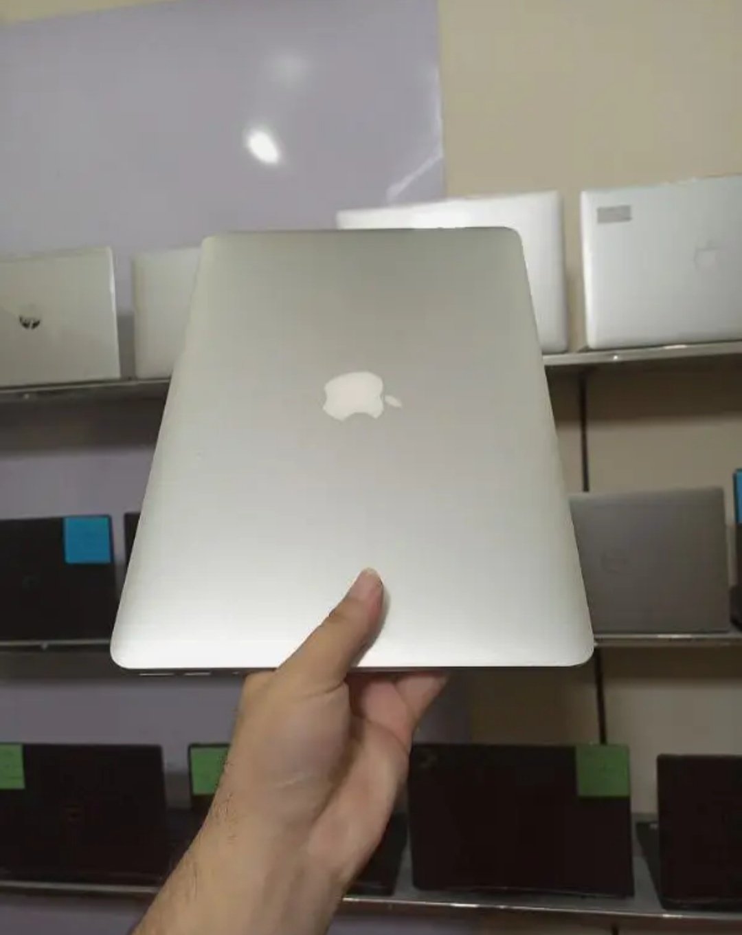 apple MacBook pro 2014 model i5 8gb Rem 256ssd 13. inch screen size