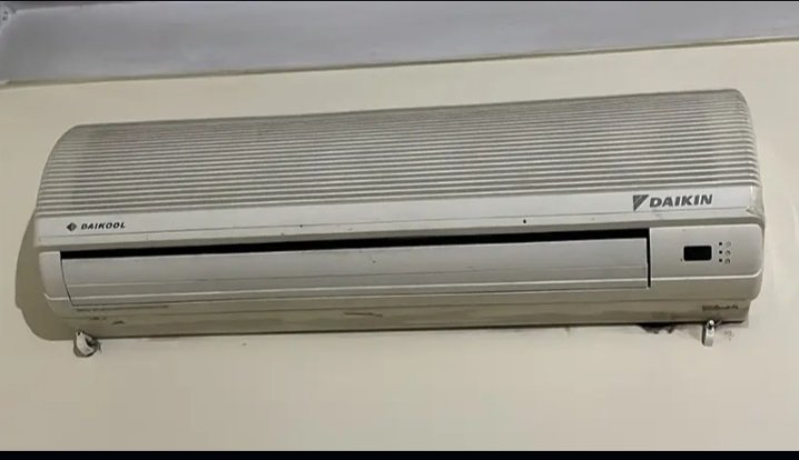 Dakin Split AC 1 Ton working Condition