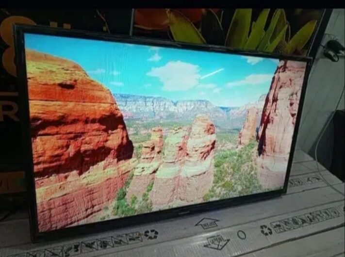 32 INCH Q LED TV SAMSUNG 4K UHD IPS DISPLAY